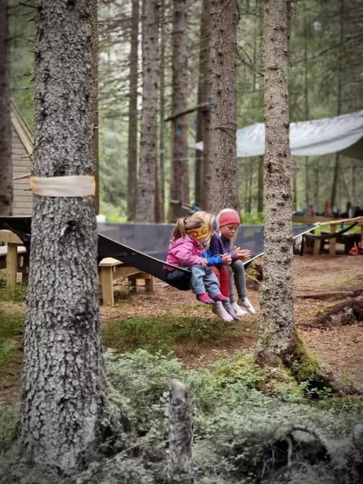 Treetop Ekne - Hytte I Skogen Med Hengebru Hotel Levanger Kültér fotó