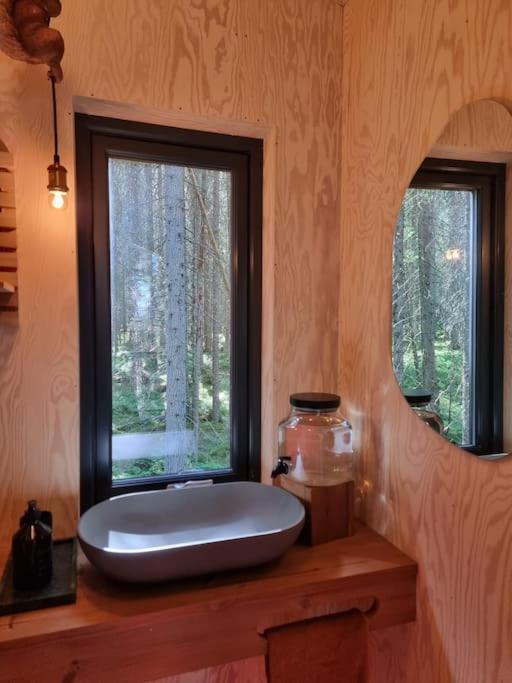 Treetop Ekne - Hytte I Skogen Med Hengebru Hotel Levanger Kültér fotó